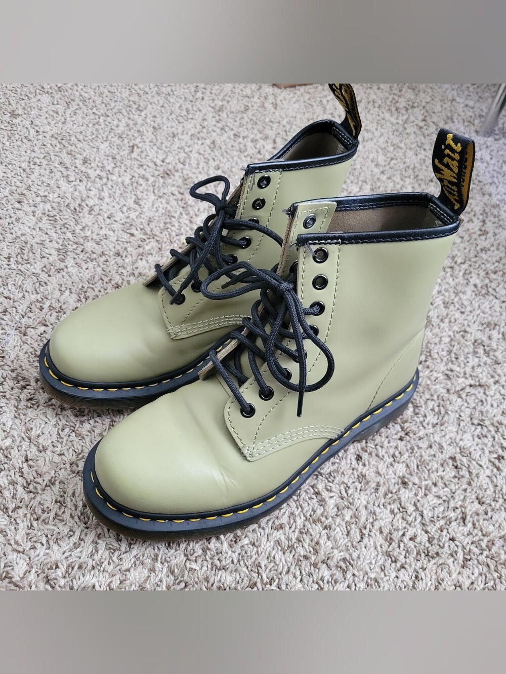 Dr. Martens 1460 Smooth Leather Boots Shoes Pale Olive Green 8 Eye M 7 / W 8